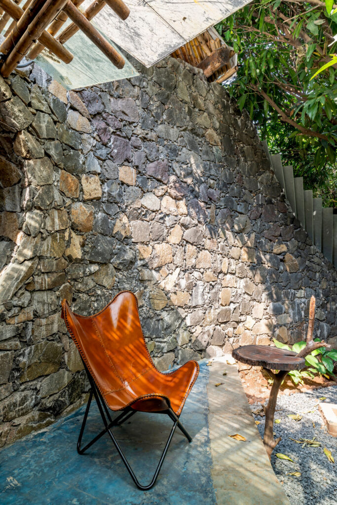Random rubble masonry wall