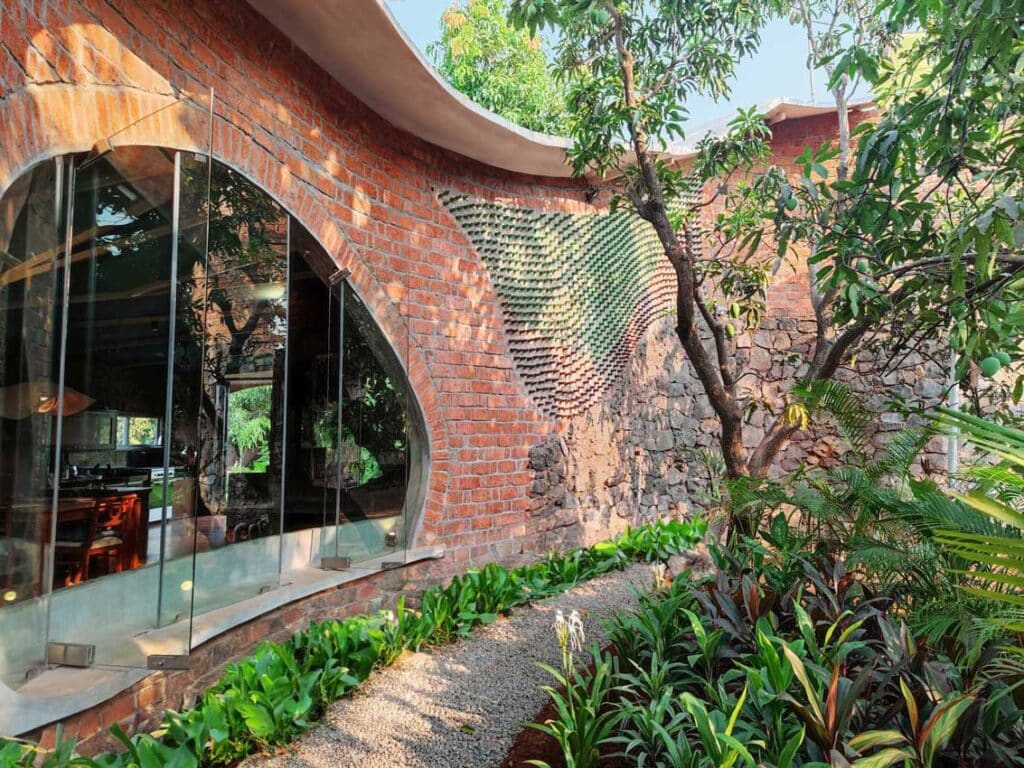Biophilic farmhouse in alibag near mumbai, india05