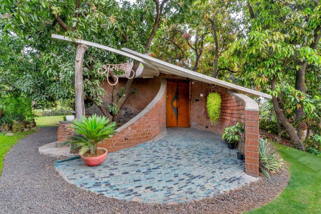 Biophilic farmhouse in alibag near mumbai, india11 asmalay