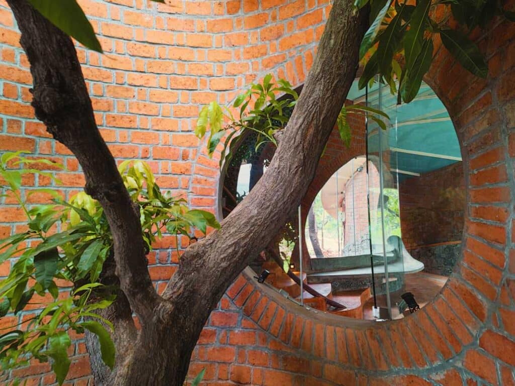 Biophilic farmhouse in alibag near mumbai, india14 asmalay