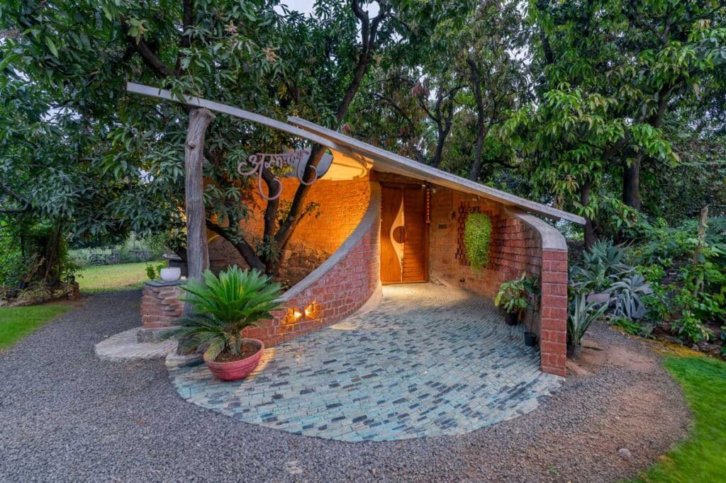 Biophilic farmhouse in alibag near mumbai, india26 asmalay