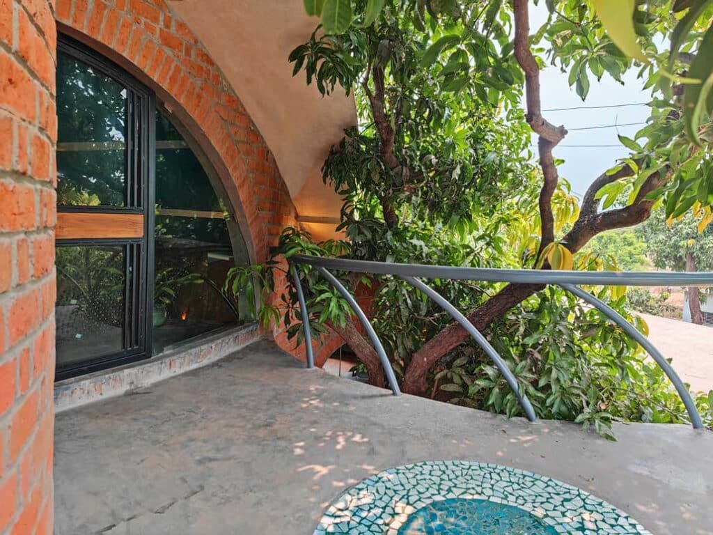 Biophilic farmhouse in alibag near mumbai, india35 asmalay