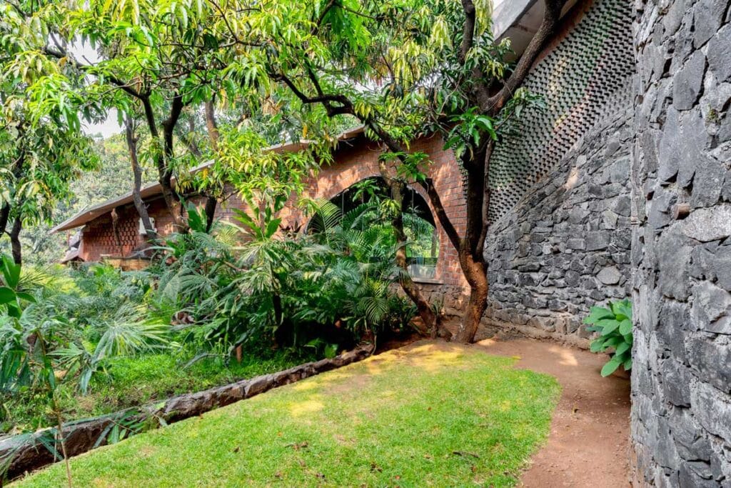 Biophilic farmhouse in alibag near mumbai, india6 asmalay