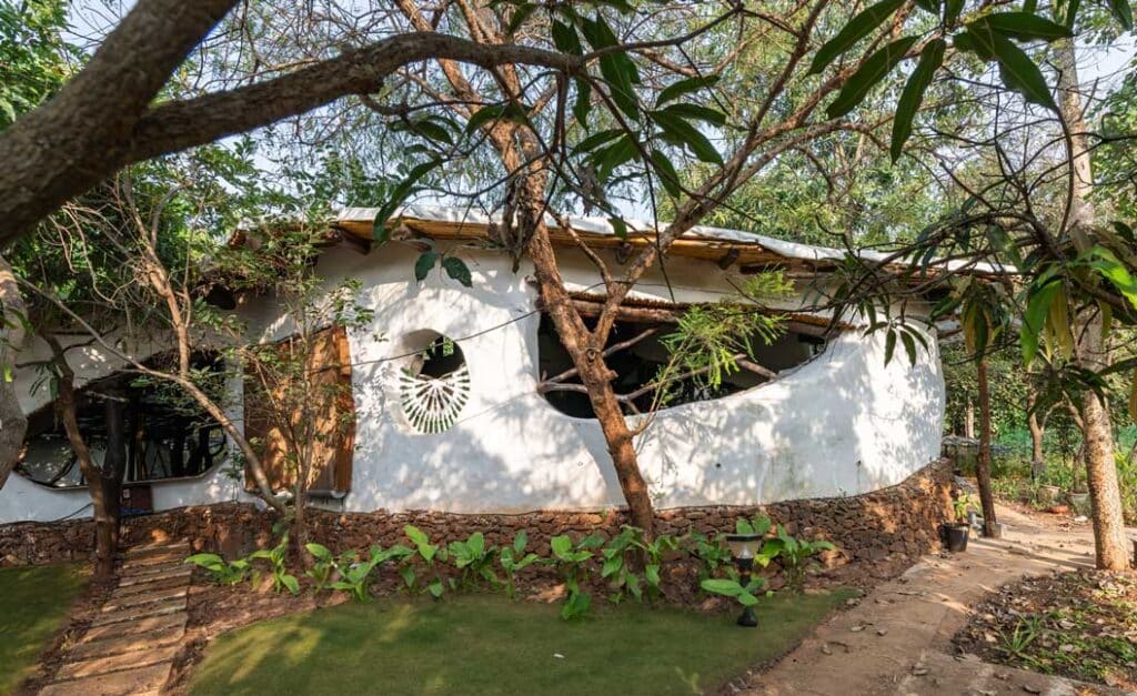 Mud house natural building architects near mumbai india61 maativan